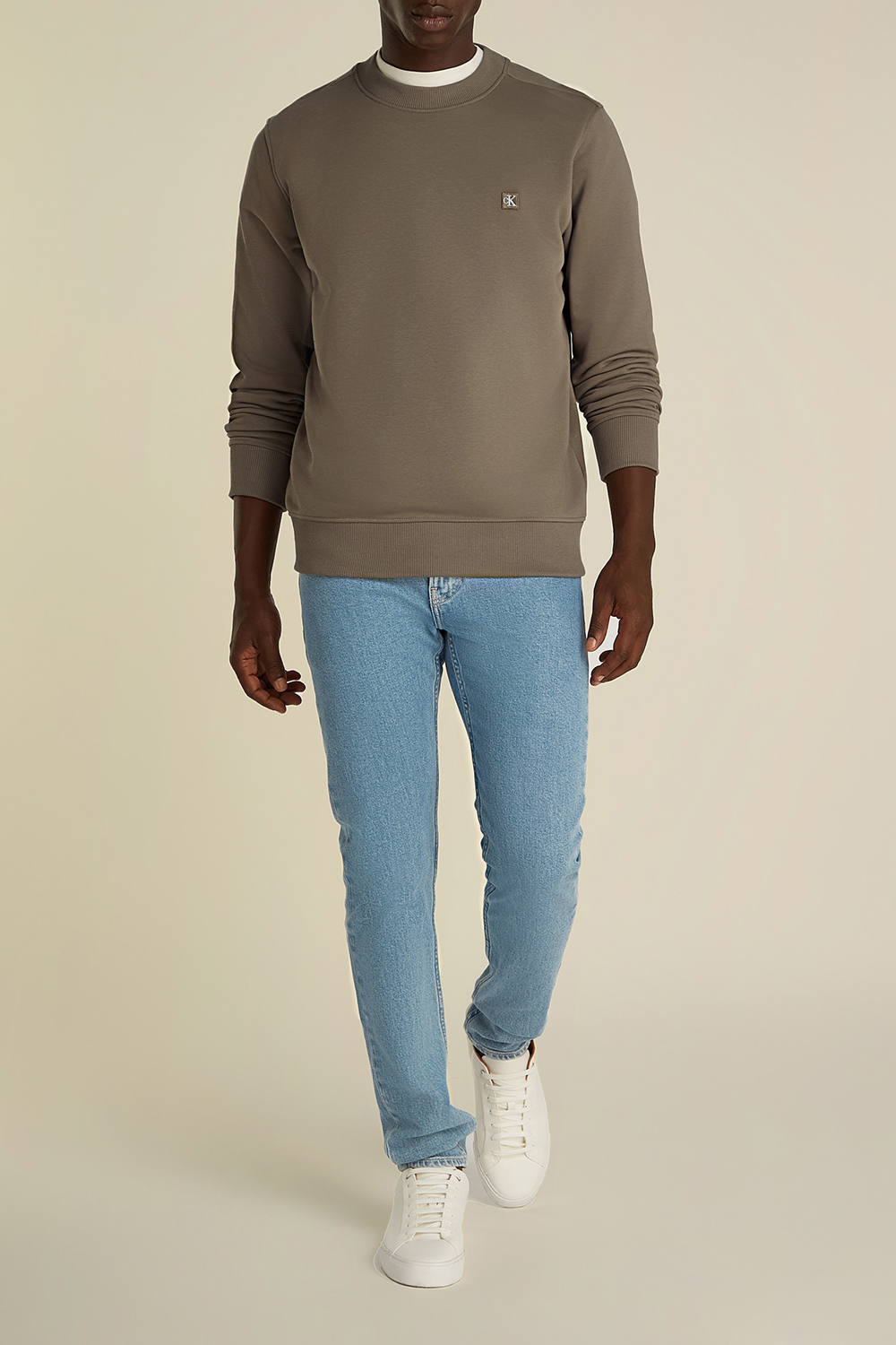 תמונת כל הלוק של סווטשירט עם צווארון מעוגל